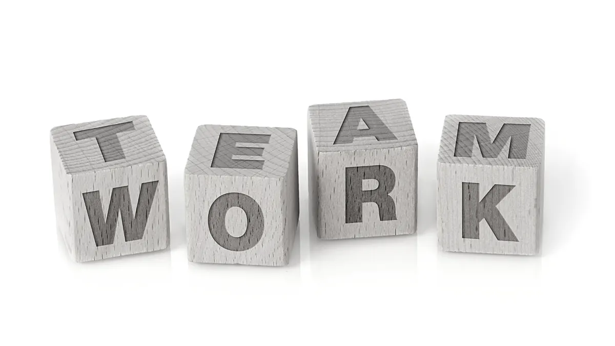 Κύβοι που γράφουν TEAM WORK